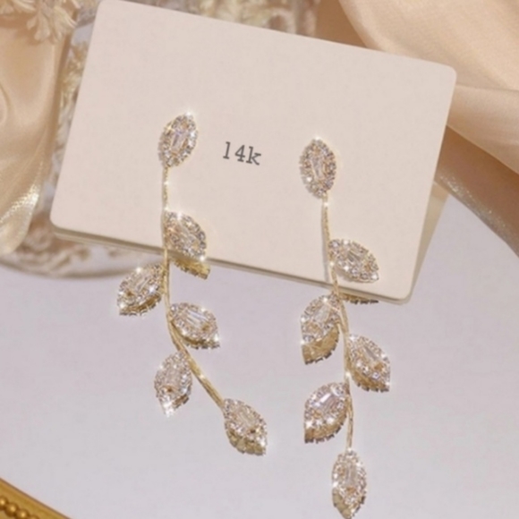 Jewelry - 🎀REAL 14kp Leaf Shape Diamond Accent Drop